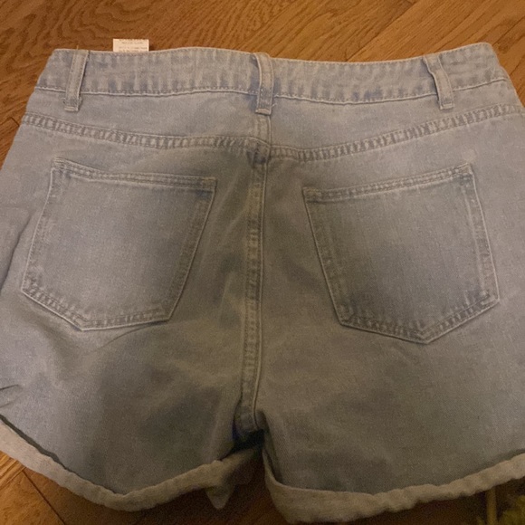 Denim never worn she in denim shorts - Picture 2 of 2